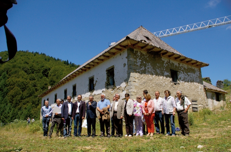 Sanz visita las casas de Irati