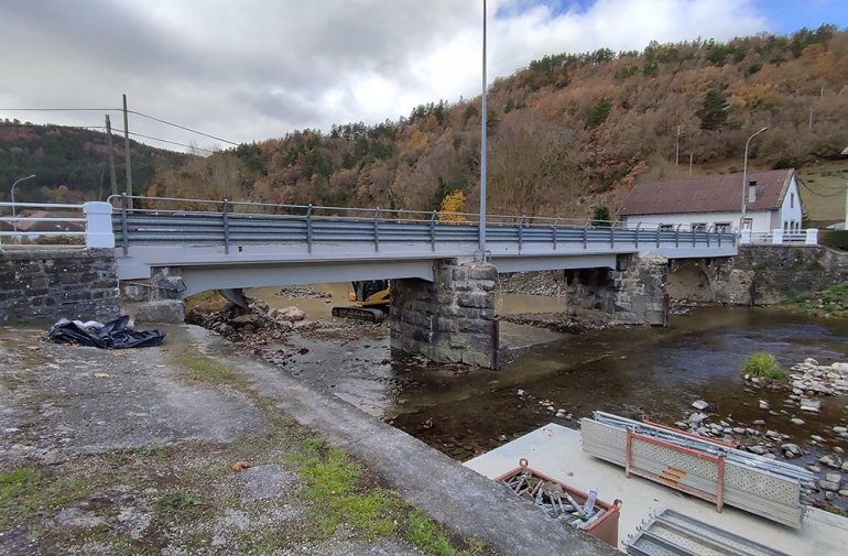 Arreglos en el puente de Ezkaroze