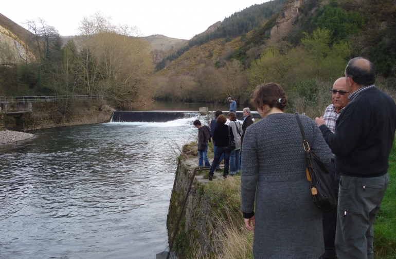 Pescadores y empresas tursticas debaten sobre la pesca sostenible en los valles pirenaicos 