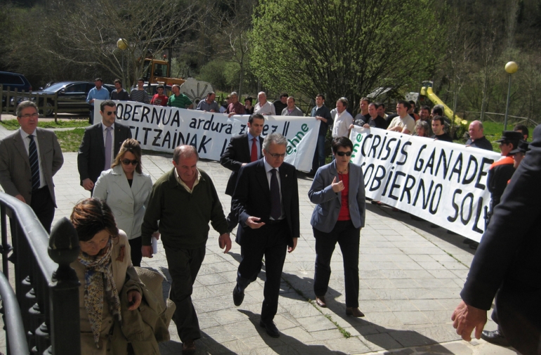 EHNE se manifiesta en Aribe en la visita de Sanz