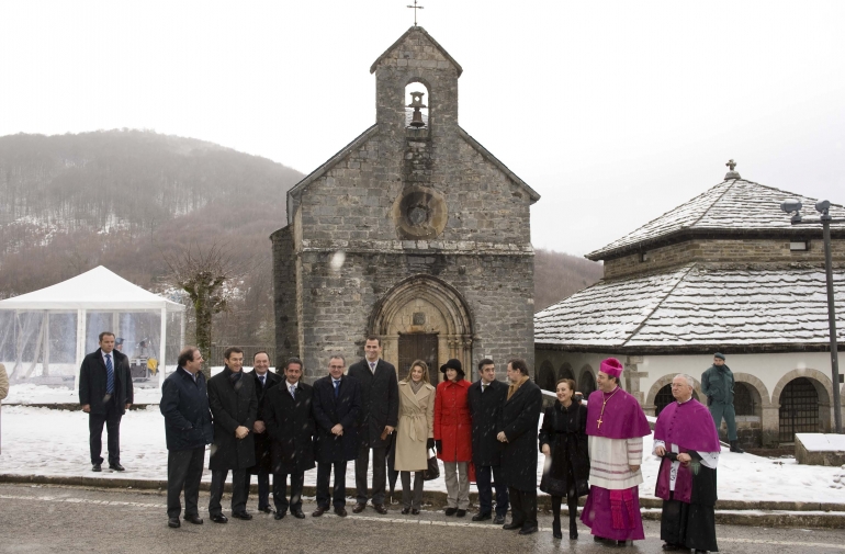 Los Prncipes de Asturias y de Viana presiden en Roncesvalles el acto de apertura del Ao Jacobeo 20