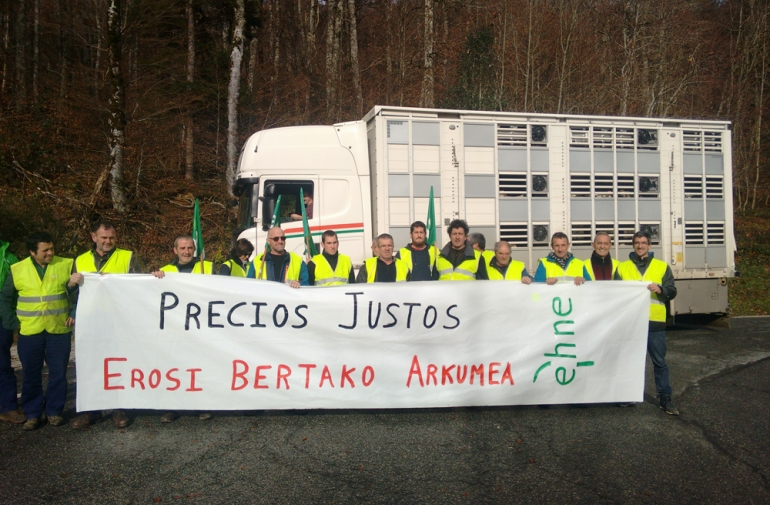 Manifestacin de ganaderos de la zona en Orreaga
