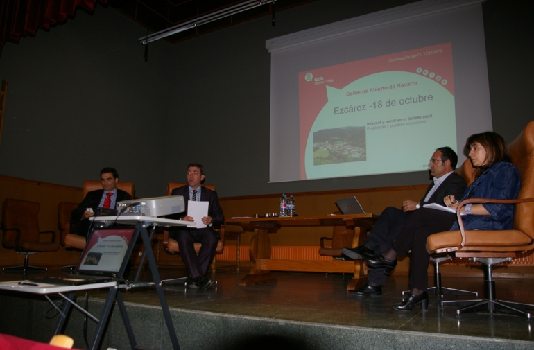 Mesa debate sobre internet en el entorno rural