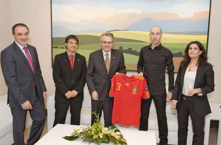 Javier Eseverri recibido por MIguel Sanz