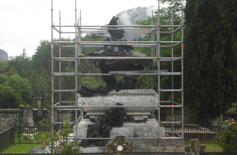 Obras en el mausoleo de Gayarre