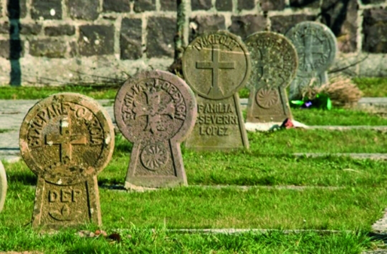 El cementerio de Auritz, y Erronkari con su escultura ganadores del I Concurso de Cementerios