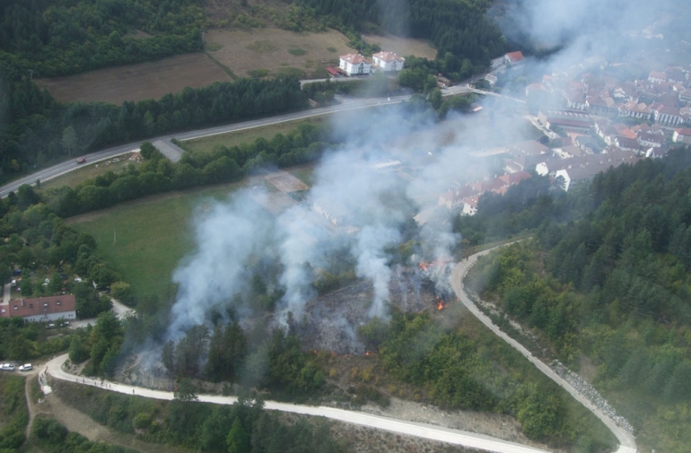 La intervencin de los bomberos impide un incendio  en Otsagabia