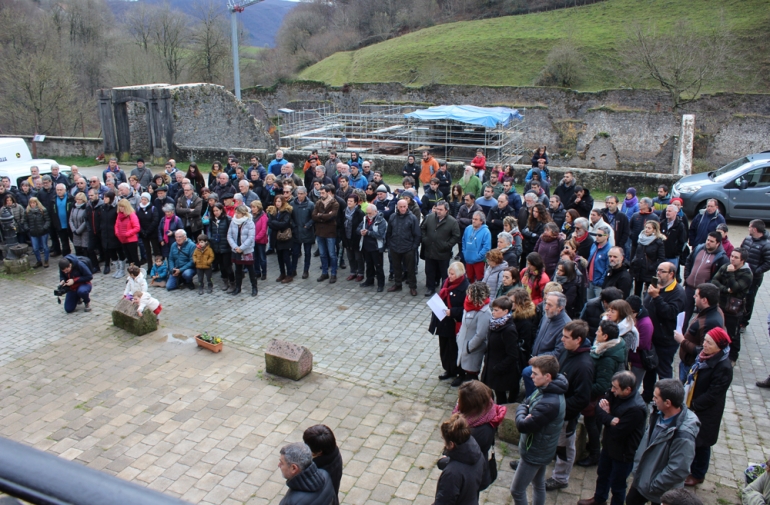Cientos de personas recuerdan a Mikel Zabalza en la Fbrica de Armas de Orbaizeta