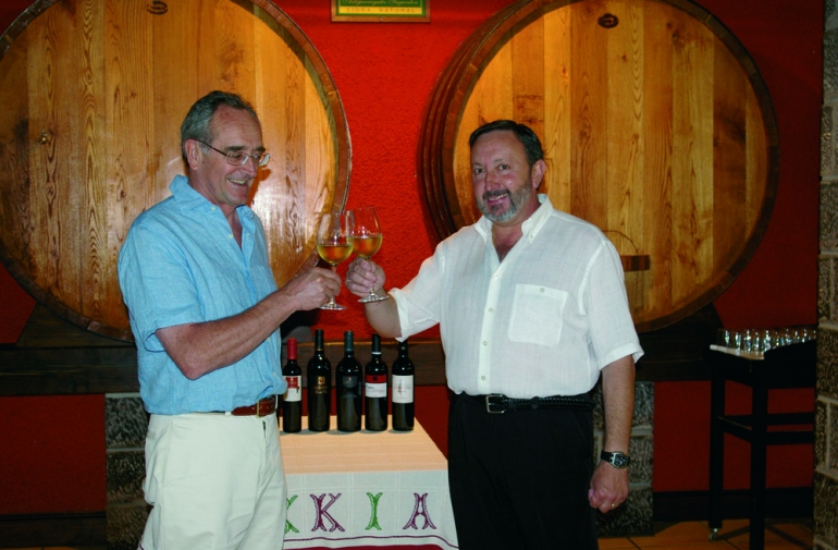 El enlogo de la bodega Chateau Petrus visita Kixkia en Otsagabia