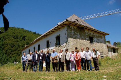 Sanz visita las casas de Irati