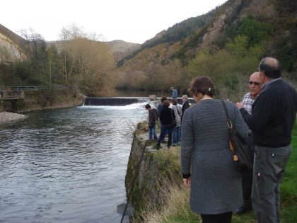 Pescadores y empresas tursticas debaten sobre la pesca sostenible en los valles pirenaicos 