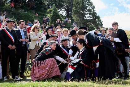 El Tributo de las Tres Vacas celebra su 651� aniversario en Ernaz