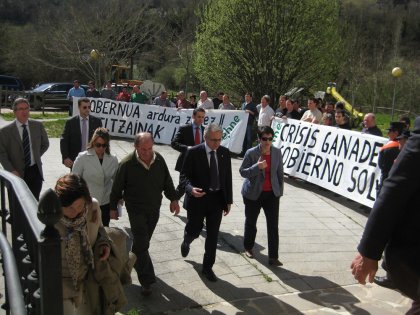 EHNE se manifiesta en Aribe en la visita de Sanz