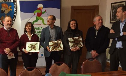 Firma del convenio de la Campaa Escolar de Esqu en Izaba