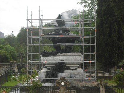 Obras en el mausoleo de Gayarre