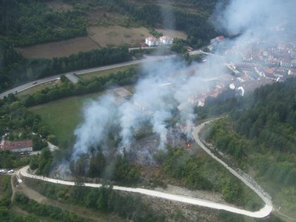La intervencin de los bomberos impide un incendio  en Otsagabia
